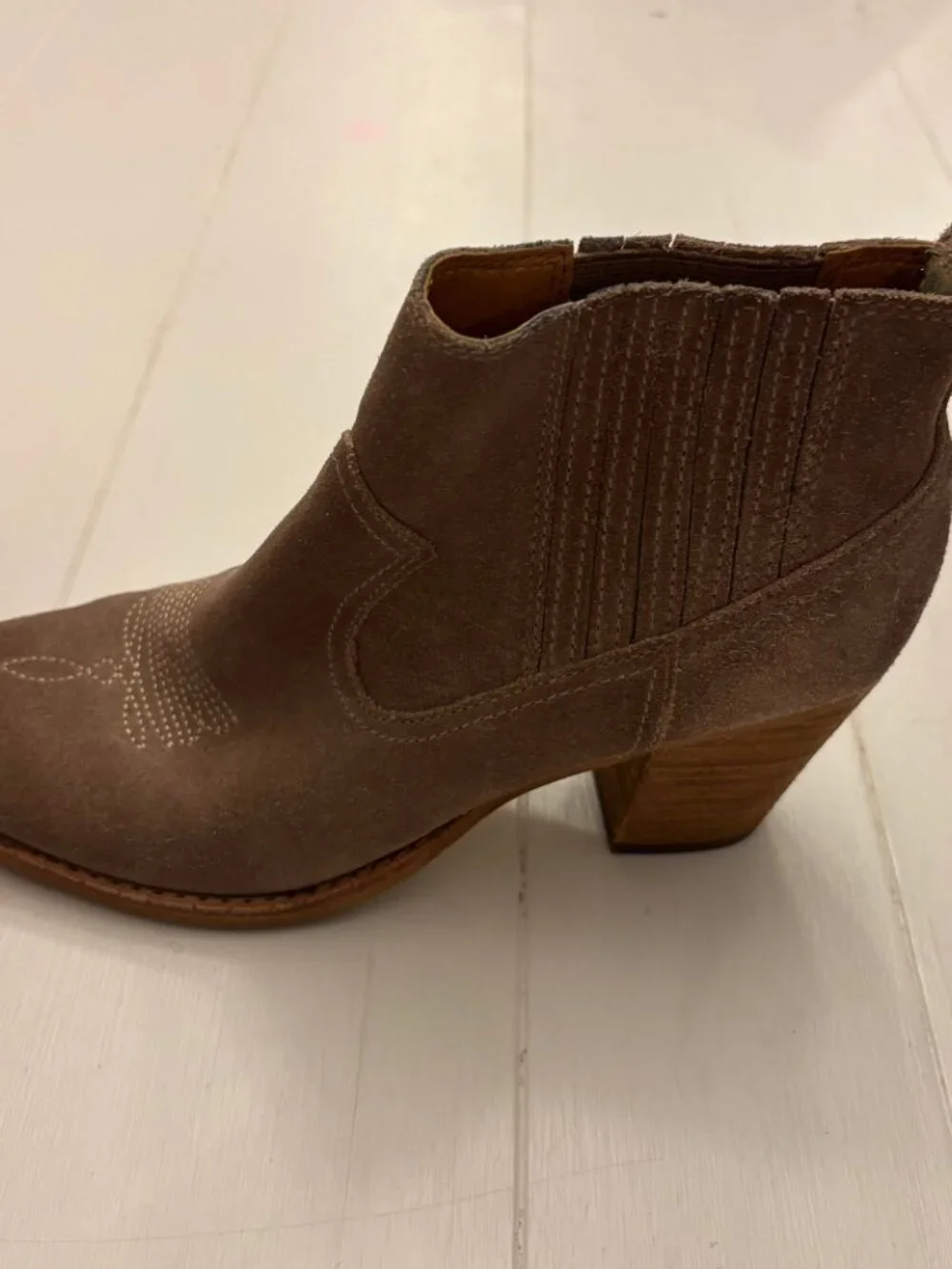 Dolce Vita Taupe Suede Chelsea Western Booties Size 8 - Picture 4 of 9